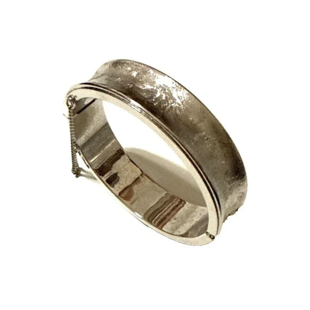 Vintage SARAH COVENTRY Silver Tone Textured Hinged Bangle Bracelet 7.5